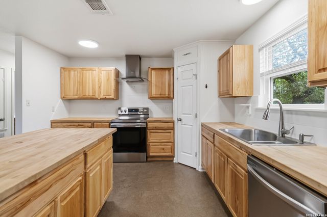 1060 POPLAR CT, Fischer, TX 78623