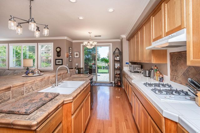 1136 Oak Valley Dr, Lincoln, CA 95648
