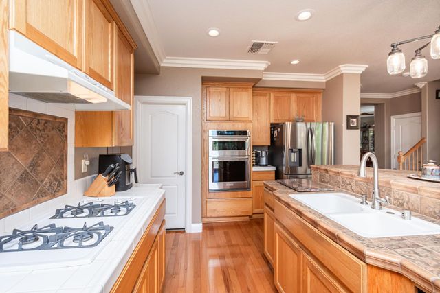 1136 Oak Valley Dr, Lincoln, CA 95648