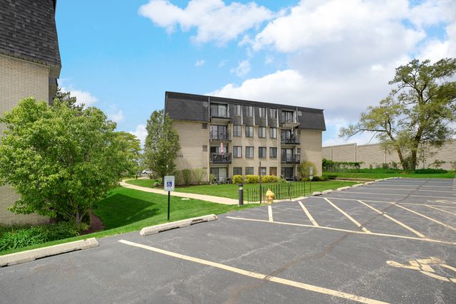 10735 W 5th Avenue 404, Countryside, IL 60525