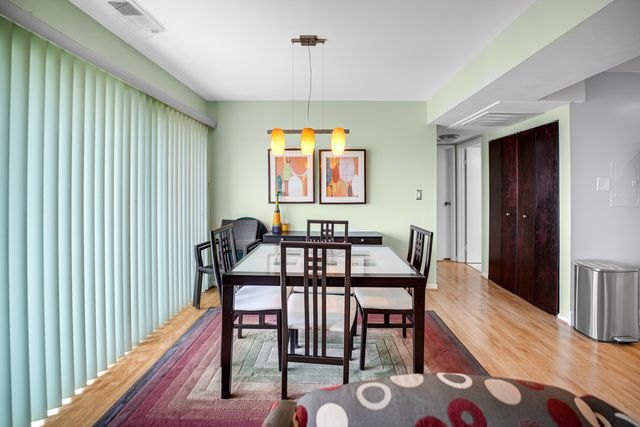 10735 W 5th Avenue 404, Countryside, IL 60525