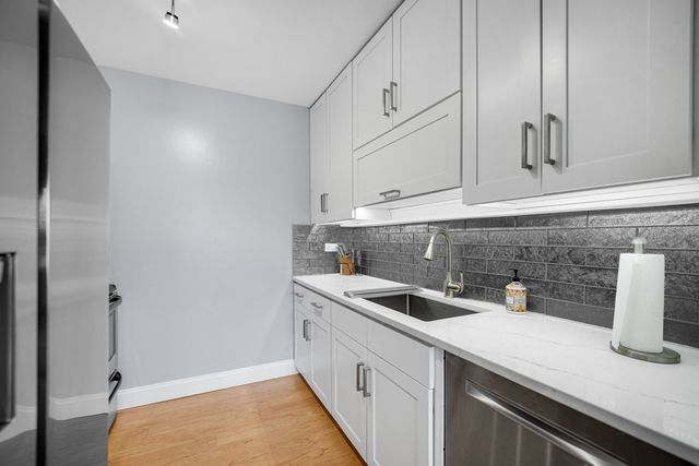10735 W 5th Avenue 404, Countryside, IL 60525