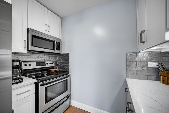 10735 W 5th Avenue 404, Countryside, IL 60525