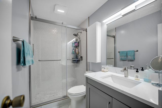 10735 W 5th Avenue 404, Countryside, IL 60525