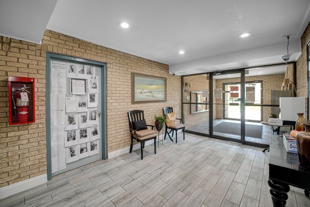 10735 W 5th Avenue 404, Countryside, IL 60525