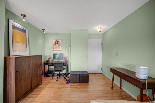 10735 W 5th Avenue 404, Countryside, IL 60525