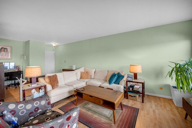 10735 W 5th Avenue 404, Countryside, IL 60525