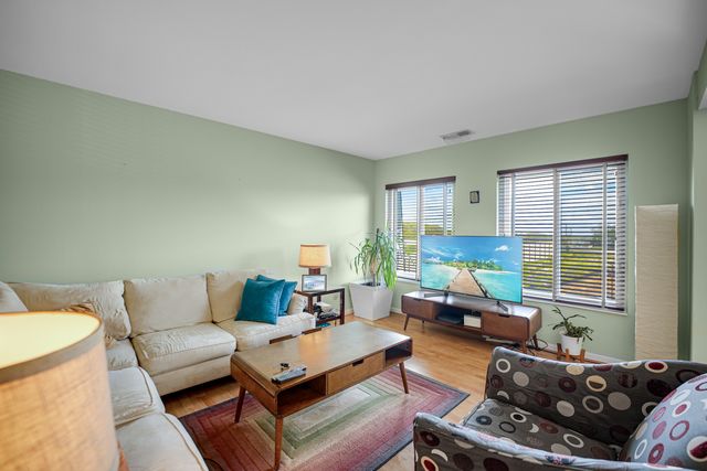 10735 W 5th Avenue 404, Countryside, IL 60525