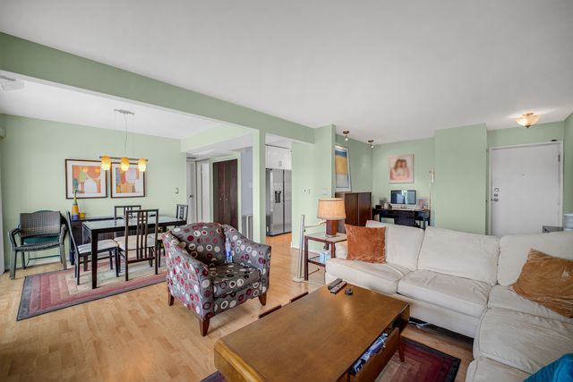 10735 W 5th Avenue 404, Countryside, IL 60525