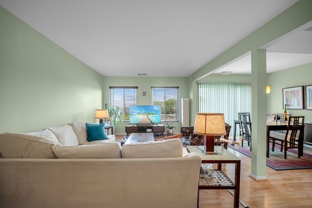 10735 W 5th Avenue 404, Countryside, IL 60525