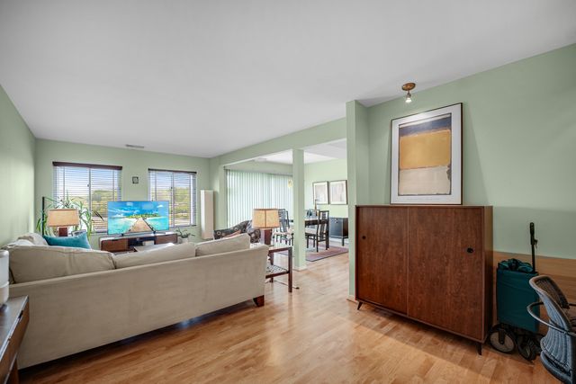 10735 W 5th Avenue 404, Countryside, IL 60525