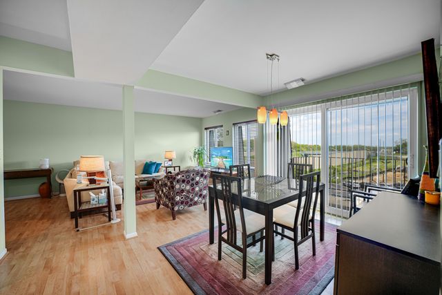 10735 W 5th Avenue 404, Countryside, IL 60525