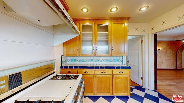 842 E Walnut Avenue, Burbank, CA 91501