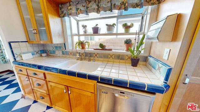 842 E Walnut Avenue, Burbank, CA 91501