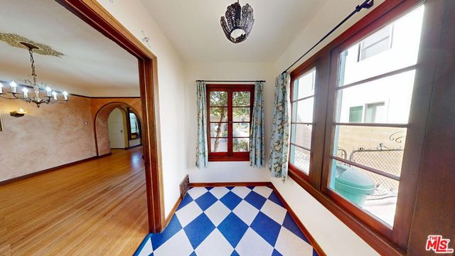 842 E Walnut Avenue, Burbank, CA 91501