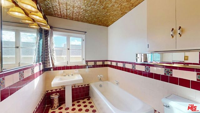 842 E Walnut Avenue, Burbank, CA 91501