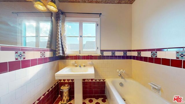 842 E Walnut Avenue, Burbank, CA 91501