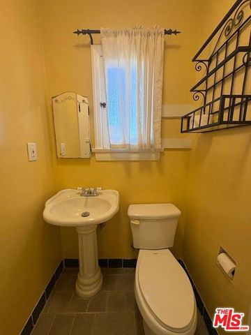 842 E Walnut Avenue, Burbank, CA 91501