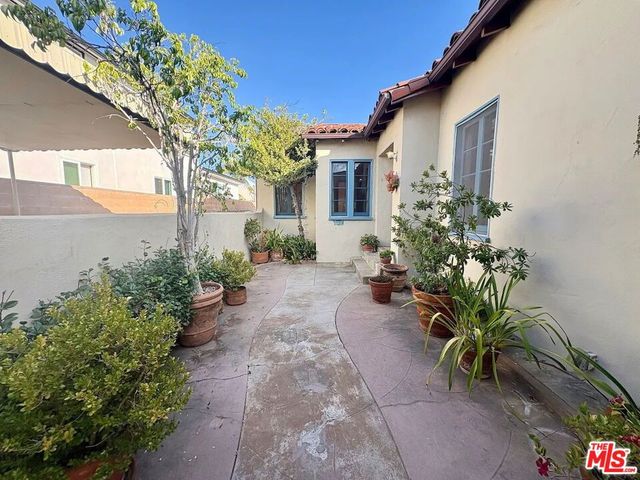 842 E Walnut Avenue, Burbank, CA 91501
