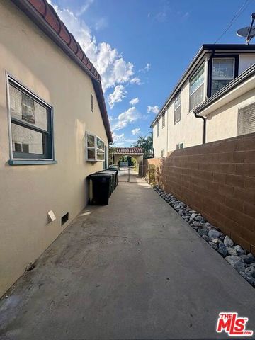 842 E Walnut Avenue, Burbank, CA 91501