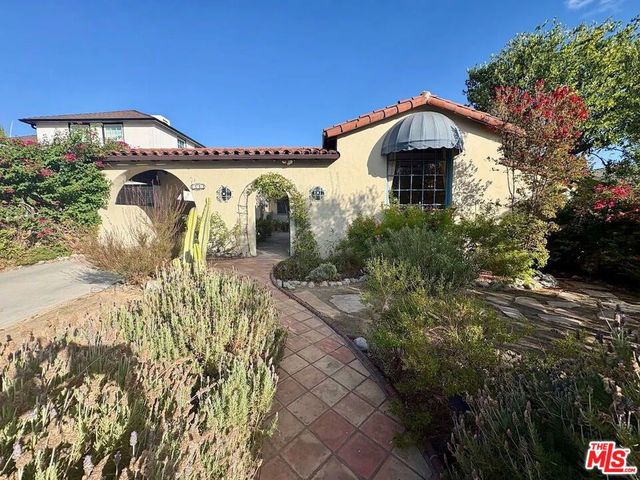 842 E Walnut Avenue, Burbank, CA 91501