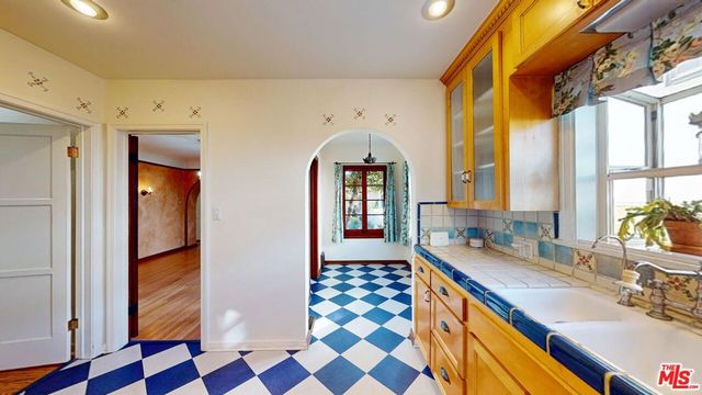 842 E Walnut Avenue, Burbank, CA 91501