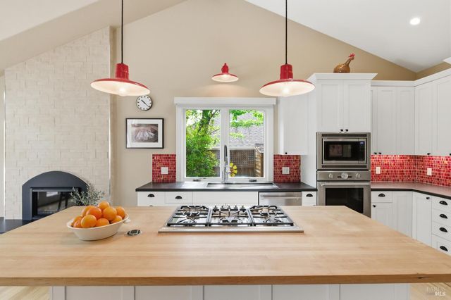 1675 Sylvaner Ave, St. Helena, CA 94574