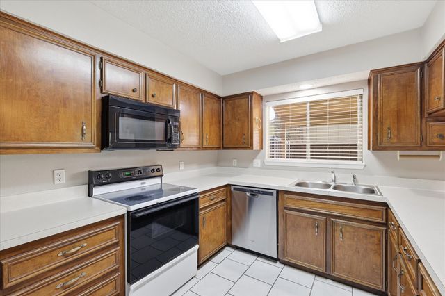 826 Shady Glen Lane, Bedford, TX 76021