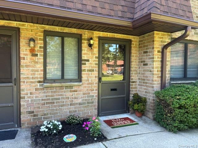 66 Pinebrook Place 66, Bay Shore, NY 11706