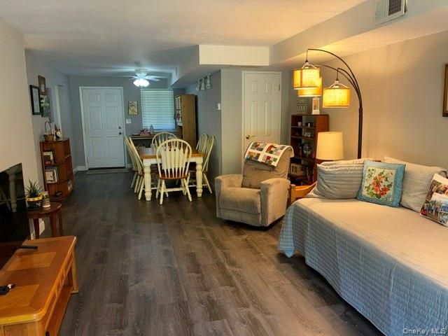 66 Pinebrook Place 66, Bay Shore, NY 11706
