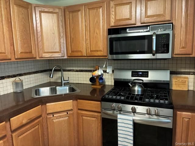 66 Pinebrook Place 66, Bay Shore, NY 11706
