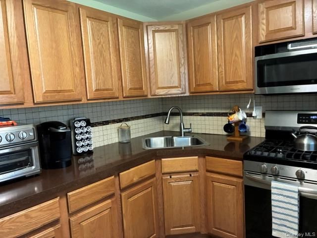 66 Pinebrook Place 66, Bay Shore, NY 11706