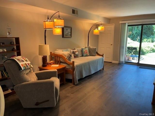 66 Pinebrook Place 66, Bay Shore, NY 11706