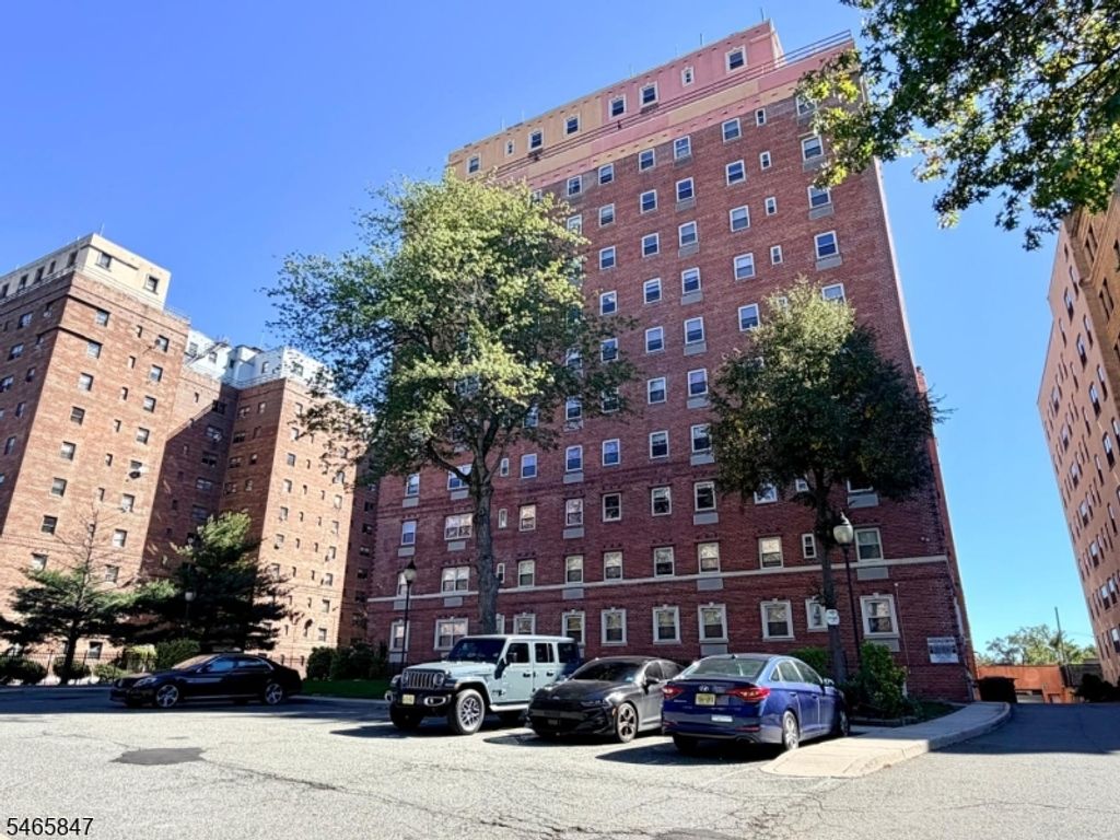 70 S Munn Ave 1008, East Orange City, NJ 07018 — exterior