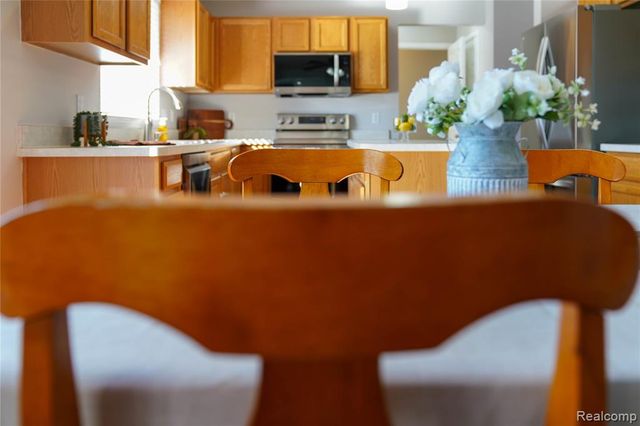 802 Castle Pine Court, Pontiac, MI 48340