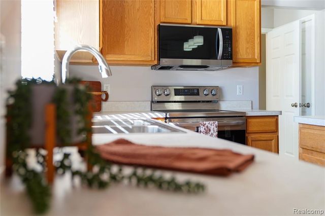 802 Castle Pine Court, Pontiac, MI 48340