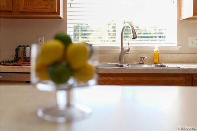 802 Castle Pine Court, Pontiac, MI 48340