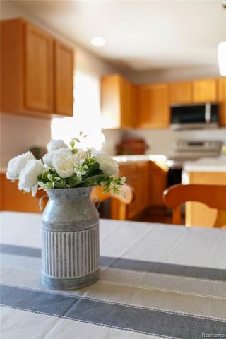 802 Castle Pine Court, Pontiac, MI 48340