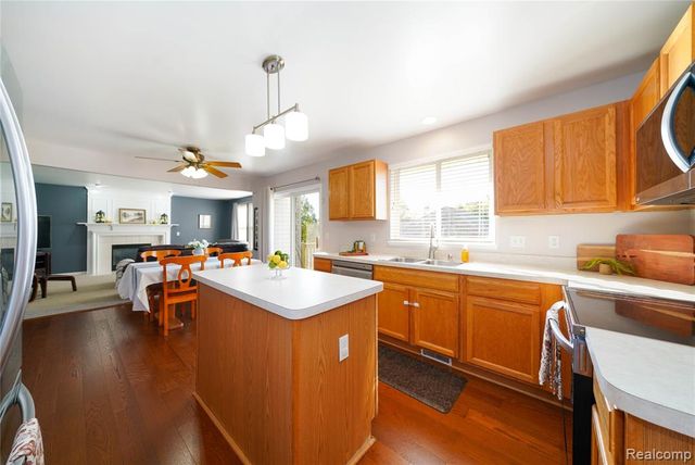 802 Castle Pine Court, Pontiac, MI 48340