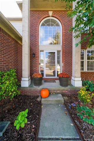 802 Castle Pine Court, Pontiac, MI 48340