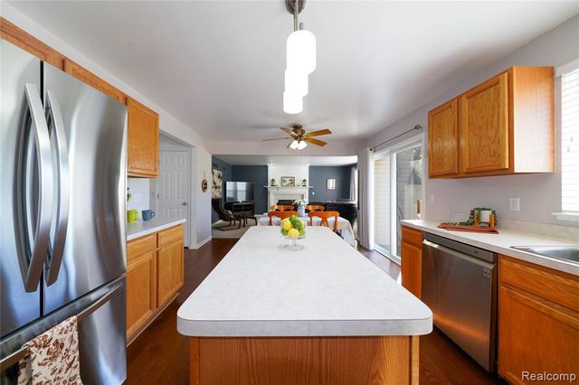 802 Castle Pine Court, Pontiac, MI 48340