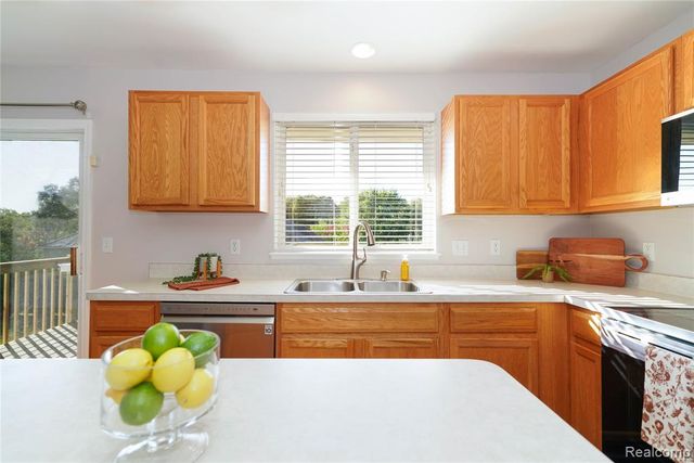 802 Castle Pine Court, Pontiac, MI 48340