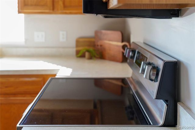 802 Castle Pine Court, Pontiac, MI 48340