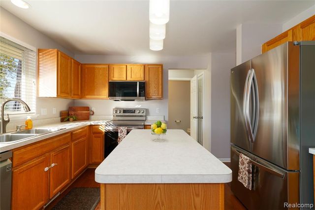 802 Castle Pine Court, Pontiac, MI 48340