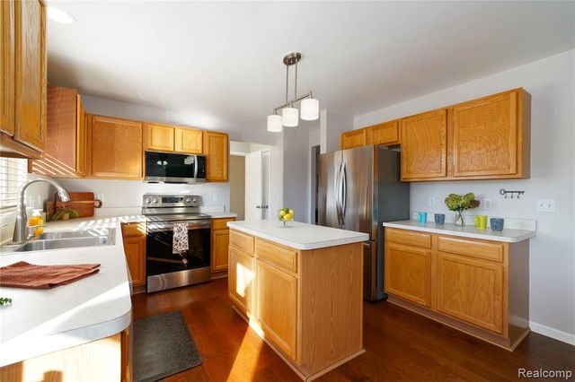 802 Castle Pine Court, Pontiac, MI 48340