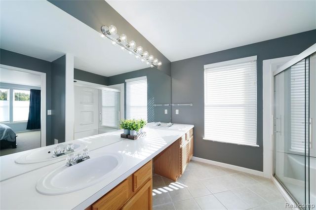 802 Castle Pine Court, Pontiac, MI 48340