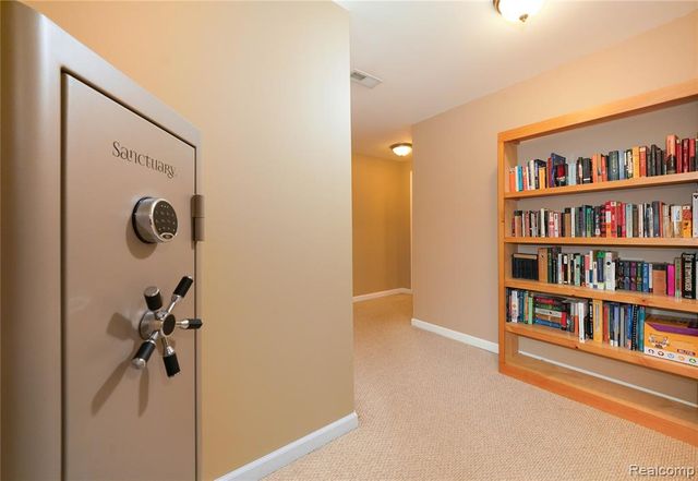 802 Castle Pine Court, Pontiac, MI 48340