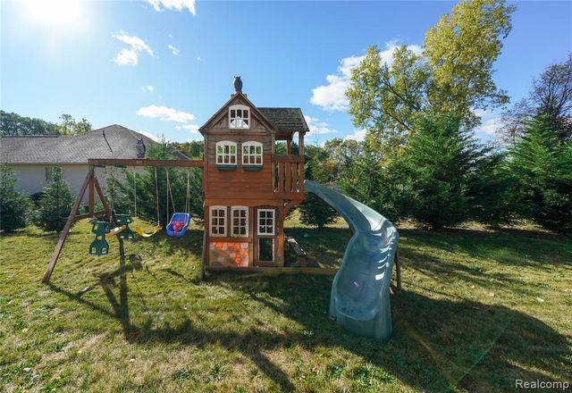 802 Castle Pine Court, Pontiac, MI 48340