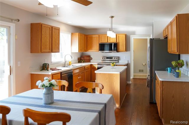 802 Castle Pine Court, Pontiac, MI 48340