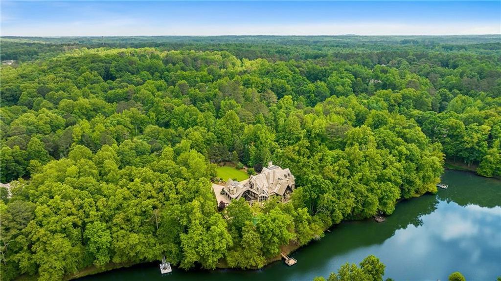 Image 2 of property listing at 550 Blue Heron Way, Milton, GA 30004